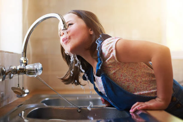 grifo de agua montado en la pared