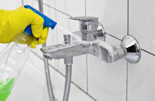 grifo de baño dorado