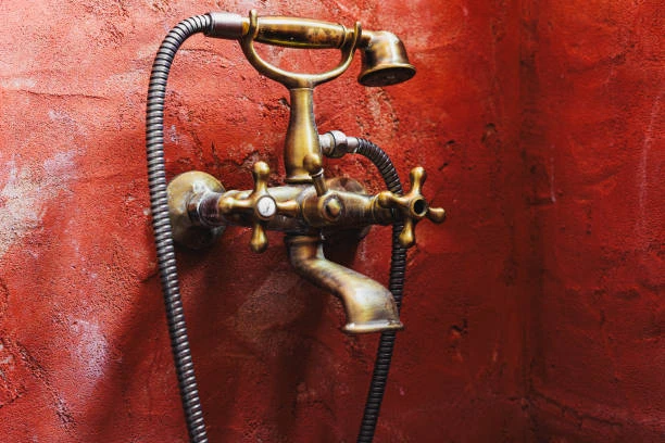grifo de baño dorado