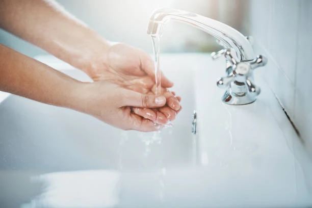 grifos de agua montados en la pared
