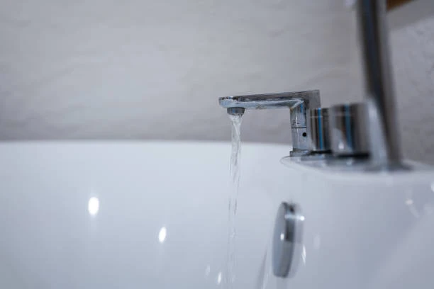 grifo de baño dorado
