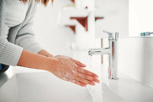 grifo de agua montado en la pared